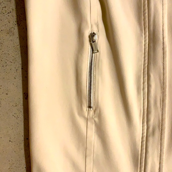 White Babaton Vest - Picture 5 of 6